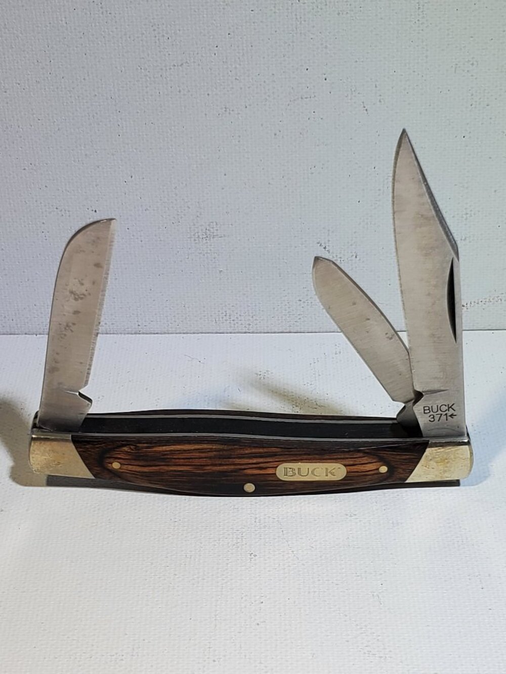BUCK STOCKMAN MODEL NO. 371.. 3 BLADE FOLDING POCKET KNIFE ..WOOD GRAIN  HANDLES